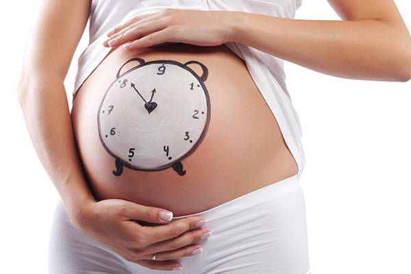 Khi bé sắp chào đời lượng nước ối giảm xuống khiến mẹ giảm cân