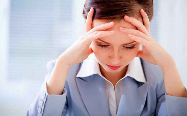 Nữ giới thường xuyên làm việc quá sức, căng thẳng cũng là nguyên nhân gây u nang buồng trứng