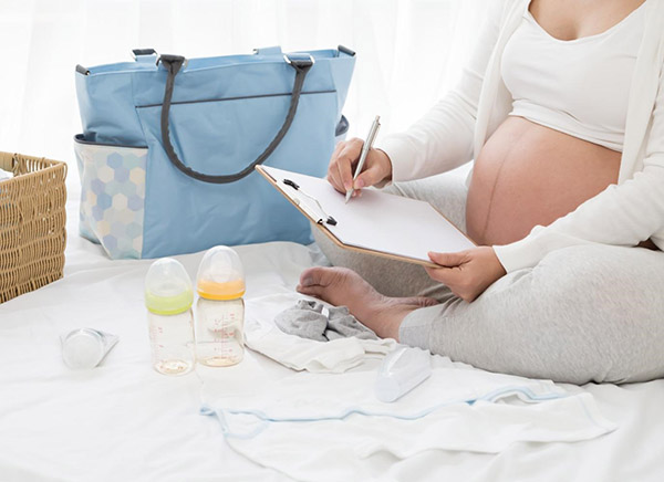 Mẹ nên liệt kê danh sách những thứ cần thiết khi chuẩn bị đồ đi sinh ở bệnh viện