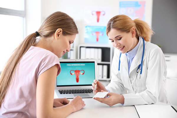 Khi thấy tới tháng có màu đen hoặc khí hư có đặc điểm lạ thì chị em nên đến các cơ sở y tế để được thăm khám