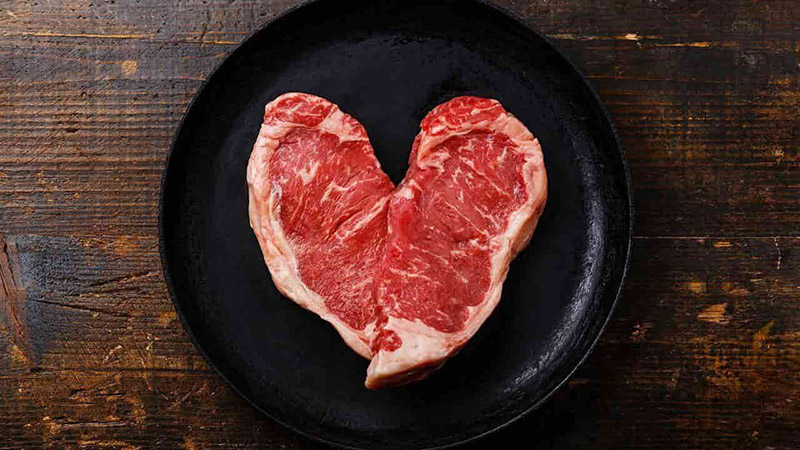 Trong thịt bò chứa rất nhiều sắt hỗ trợ việc sản xuất máu cung cấp cho chu kỳ kinh nguyệt